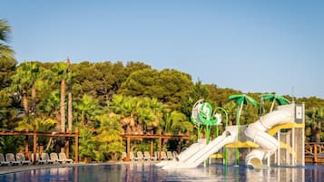 Seasonal outdoor pool, sun loungers, lifeguards on site