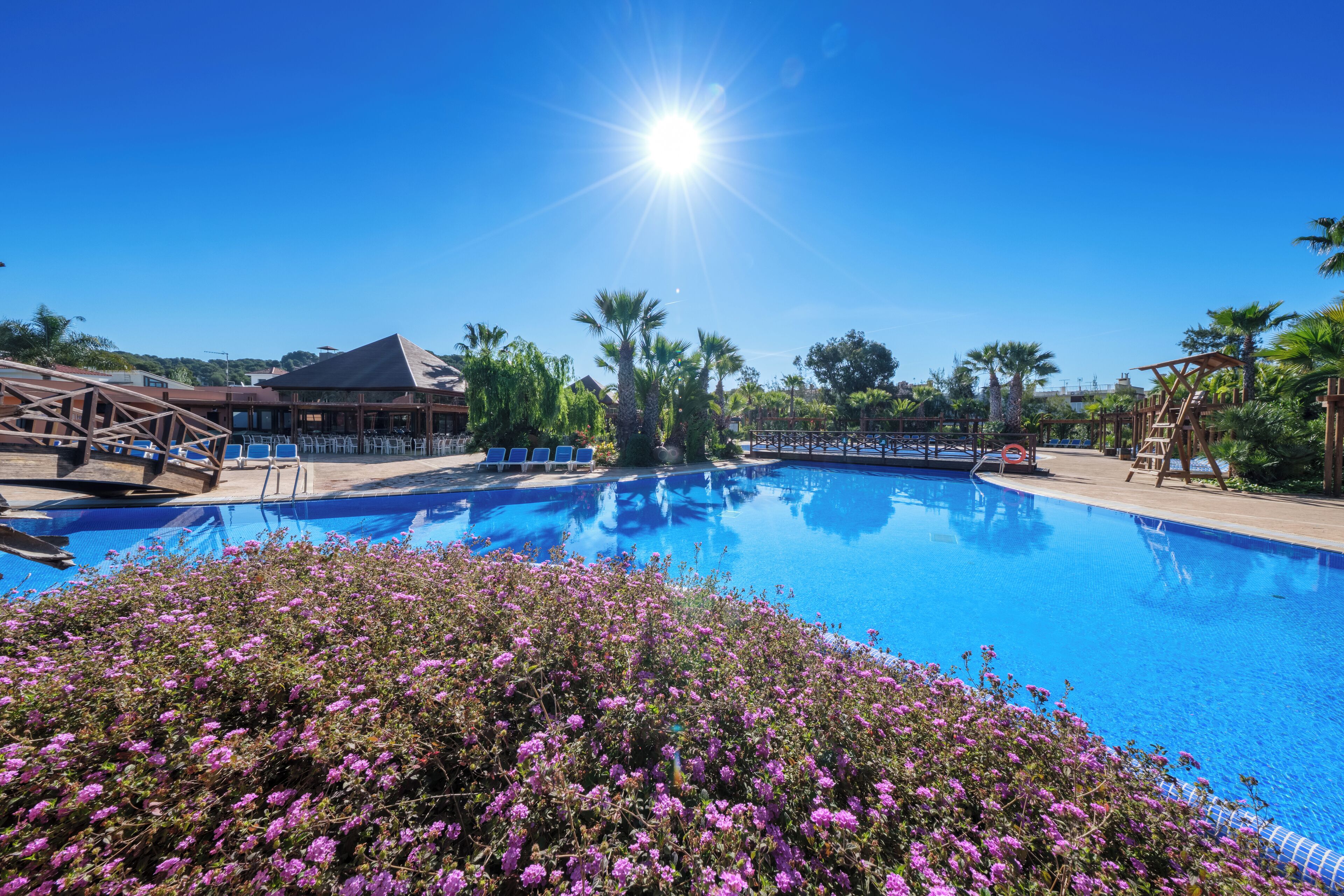 Seasonal outdoor pool, sun loungers, lifeguards on site
