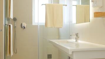 Secadora de cabello, bidet, toallas