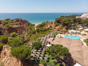 A resort with a pool, beach, and lush greenery. - 3HB Falésia Garden (Albufeira)