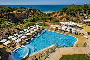 Piscine extérieure, parasols