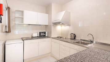 Apartamento standard, 1 quarto | Cozinha americana privada | Frigobar, micro-ondas, cooktop, chaleira elétrica