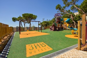 Zona de juegos infantil al aire libre