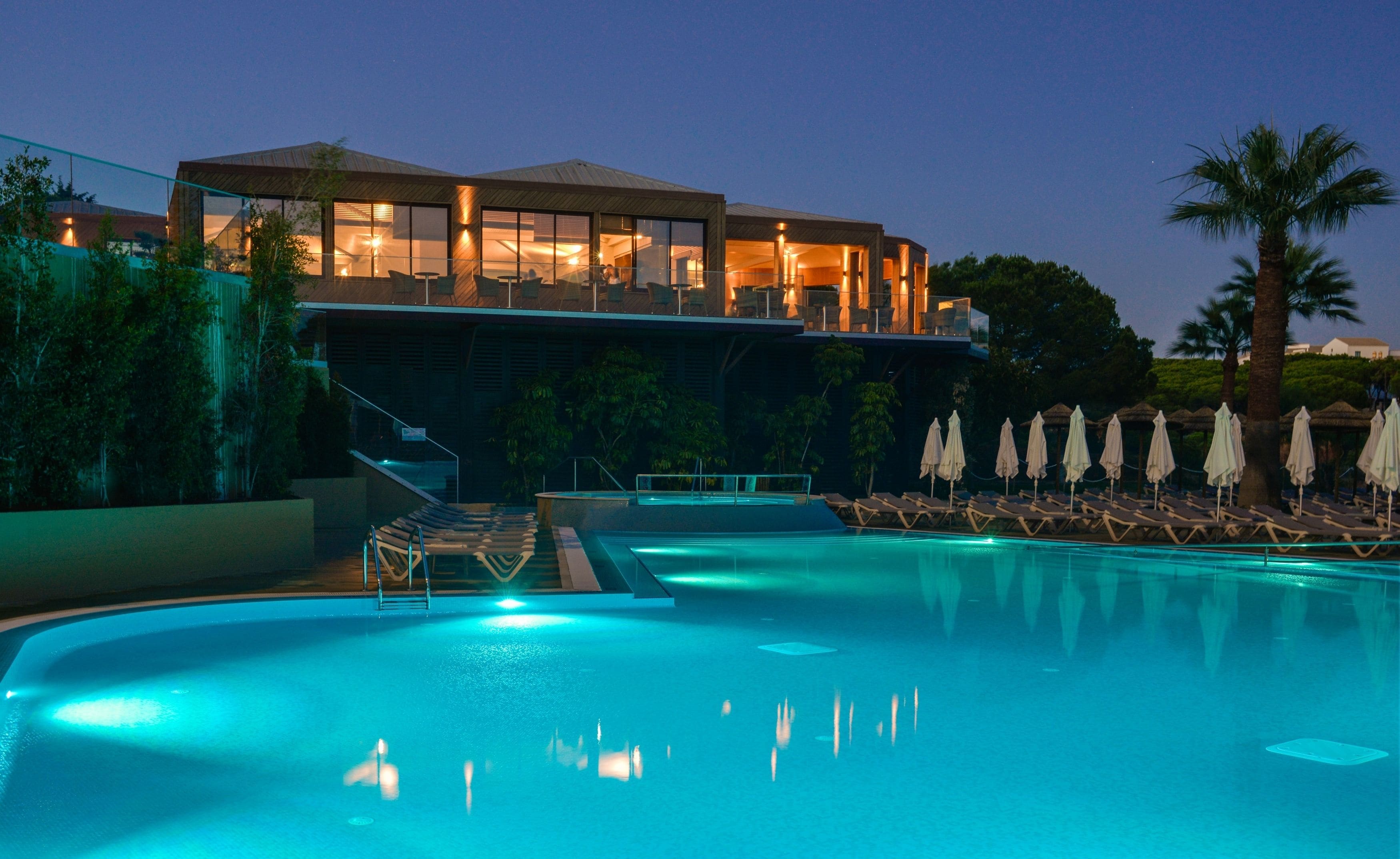 Piscine extérieure, parasols de plage