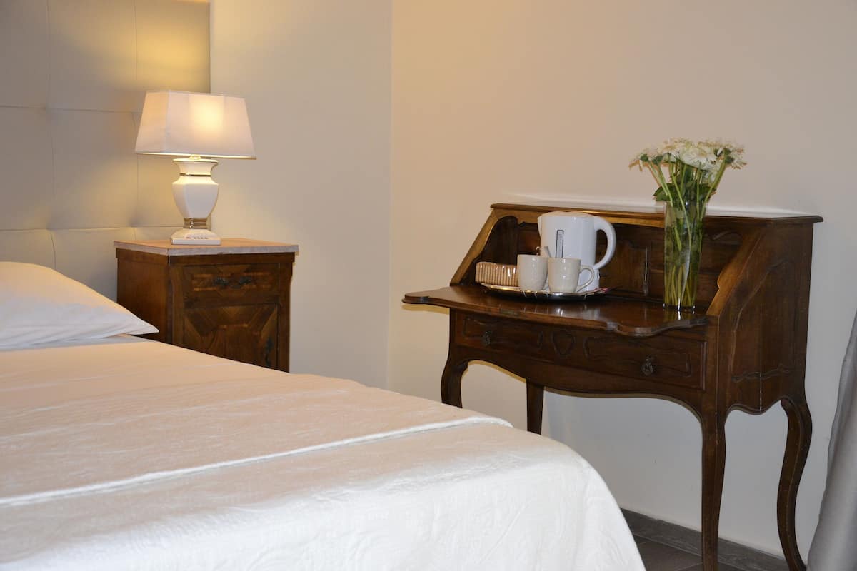 Tripla Comfort, letti multipli, bagno in camera | 1 camera, minibar, con arredamento individuale, ferro/asse da stiro