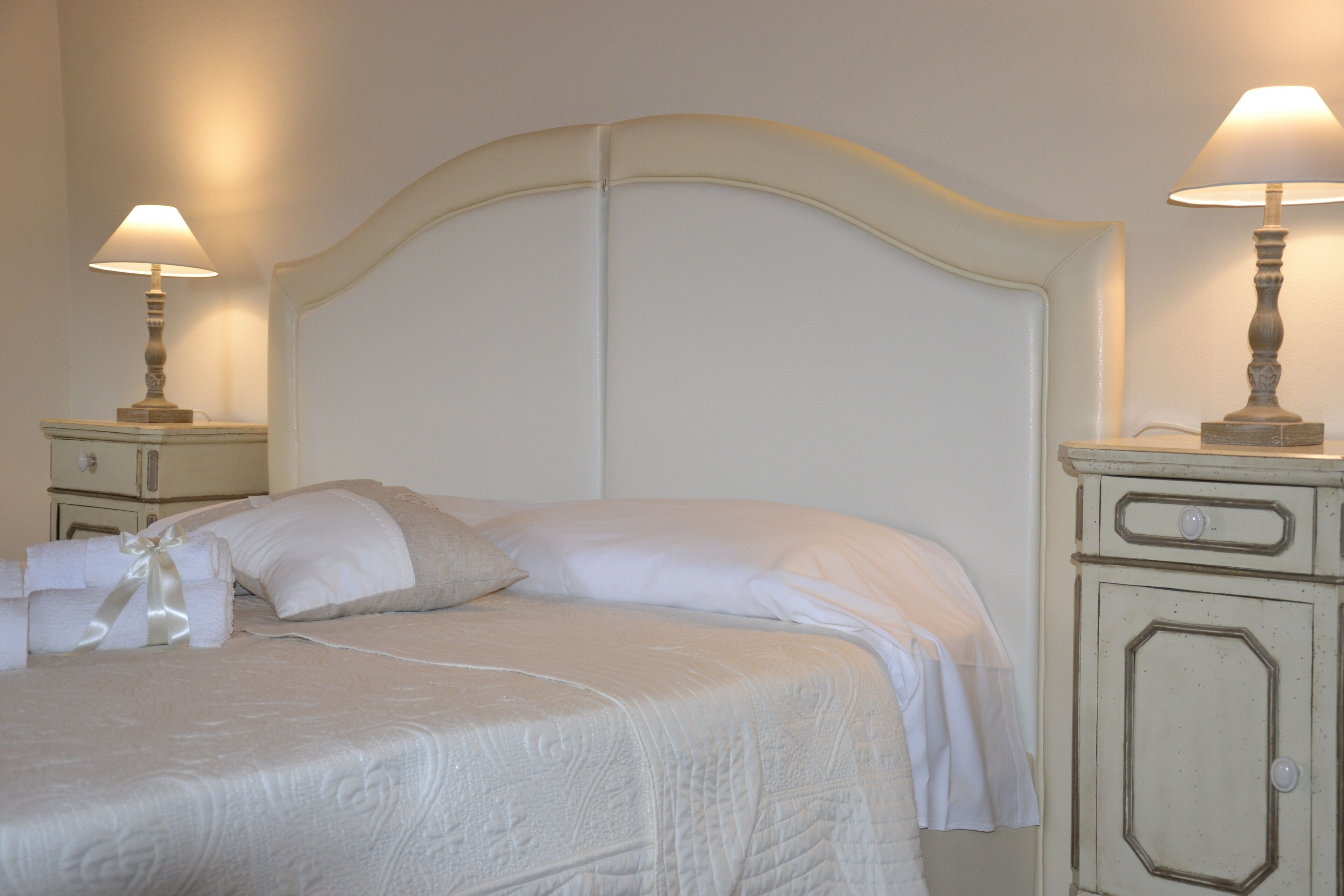 ميني بار وطراز فريد لكل وحدة ومكواة/لوح كي وأسرّة أطفال/رضّع (مجانًا)