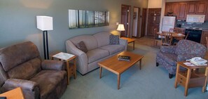 Leilighet, 2 soverom | Oppholdsområde | Flatskjerm-TV, peis og filmkjøp