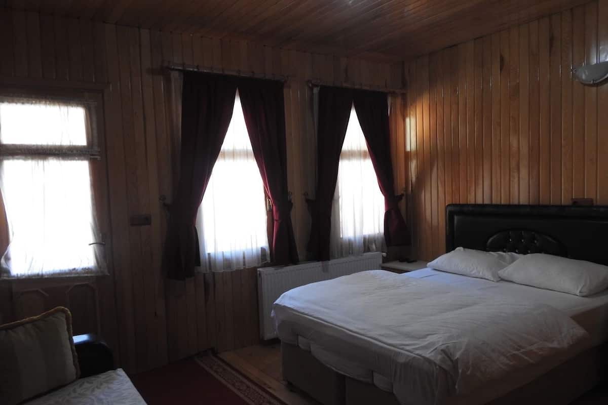 Habitación doble estándar, balcón | Tabla de planchar con plancha y wifi gratis