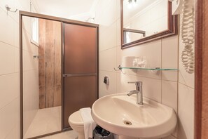 Deluxe-Apartment | Badezimmer | Dusche, kostenlose Toilettenartikel, Haartrockner, Handtücher