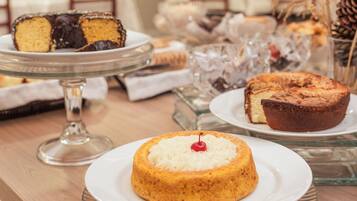 Una mesa de postres con varios pasteles y dulces.