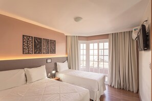 Minibar, desk, blackout curtains, free WiFi - Hotel Mont Blanc (Bento Gonçalves)