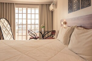 Rom – deluxe, byutsikt | Minibar, skrivebord, blendingsgardiner og wi-fi (inkludert)