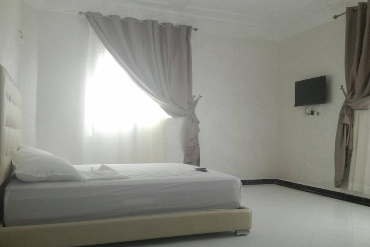 Premium bedding, desk, blackout curtains, free cots/infant beds