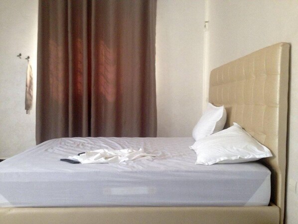Premium bedding, desk, blackout curtains, free cots/infant beds