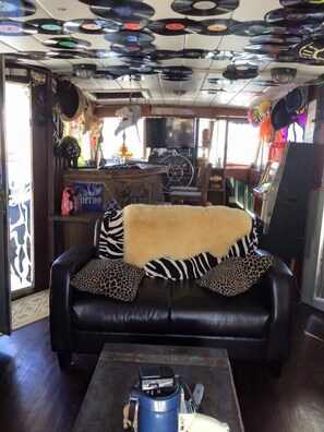 Docked, 65' Criss Craft Motor Yacht, Bay View | Living room | Flat-screen TV - Classic Yacht Rentals at FloraBama (Orange Beach)
