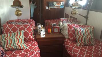 1 chambre, bureau, fer et planche Ă repasser