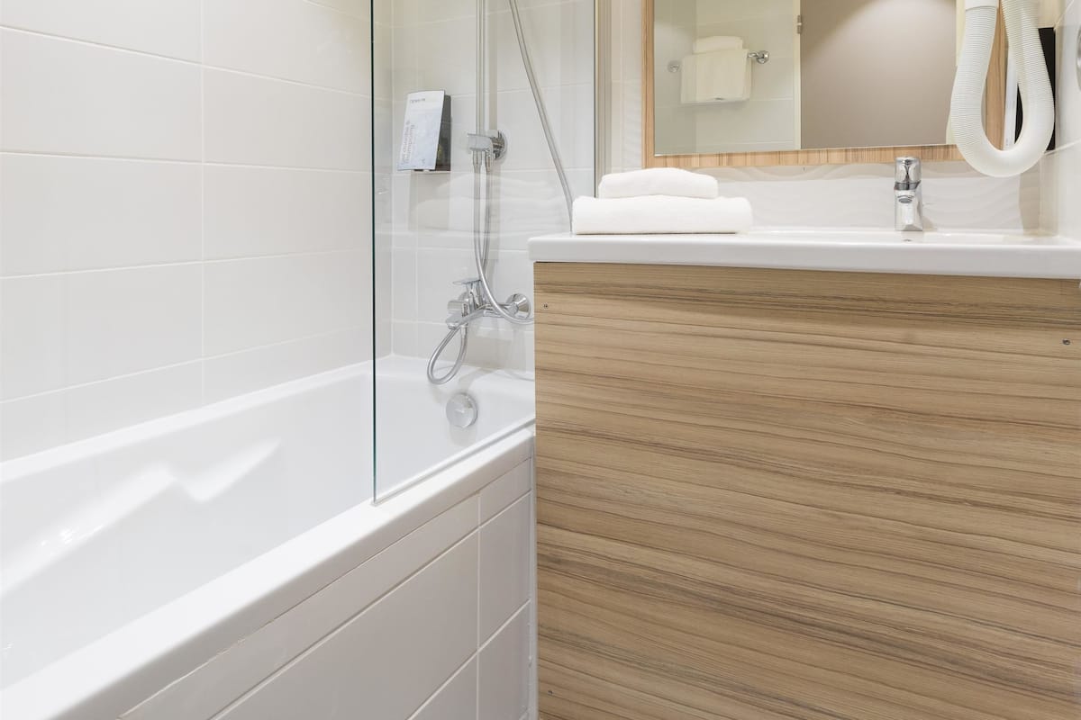 Banheiro | Produtos de toalete biodegradáveis, secador de cabelo, toalhas de banho