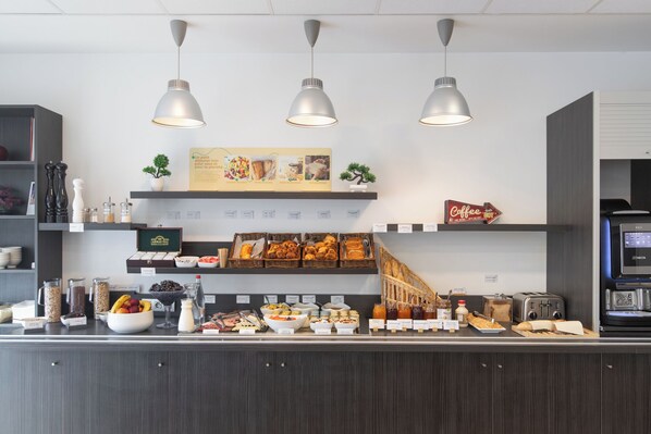 Petit déjeuner continental servi tous les jours en supplément