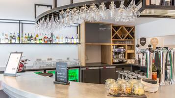 Bar (trong khuôn viên)