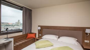 1 Schlafzimmer, hochwertige Bettwaren, Schreibtisch