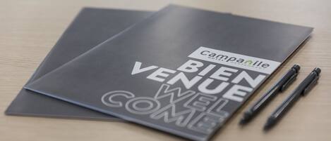 Un folleto con el título 'Bien Venue' y el logotipo del hotel y restaurante Campanile.