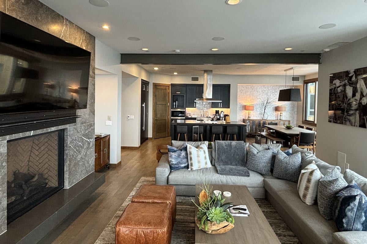 Premium suite, 3 slaapkamers | Woonruimte | Een flatscreentelevisie