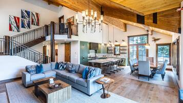 House (Bellemont) | Living area | Flat-screen TV