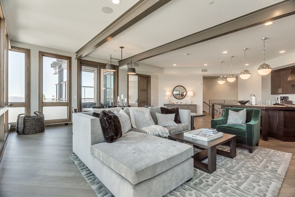 Premium suite, 5 slaapkamers (King) | Woonruimte | Een flatscreentelevisie