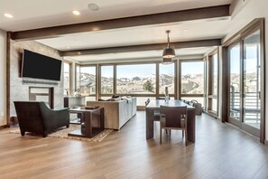 Suite – premium, 5 soverom (King) | Oppholdsområde | Flatskjerm-TV