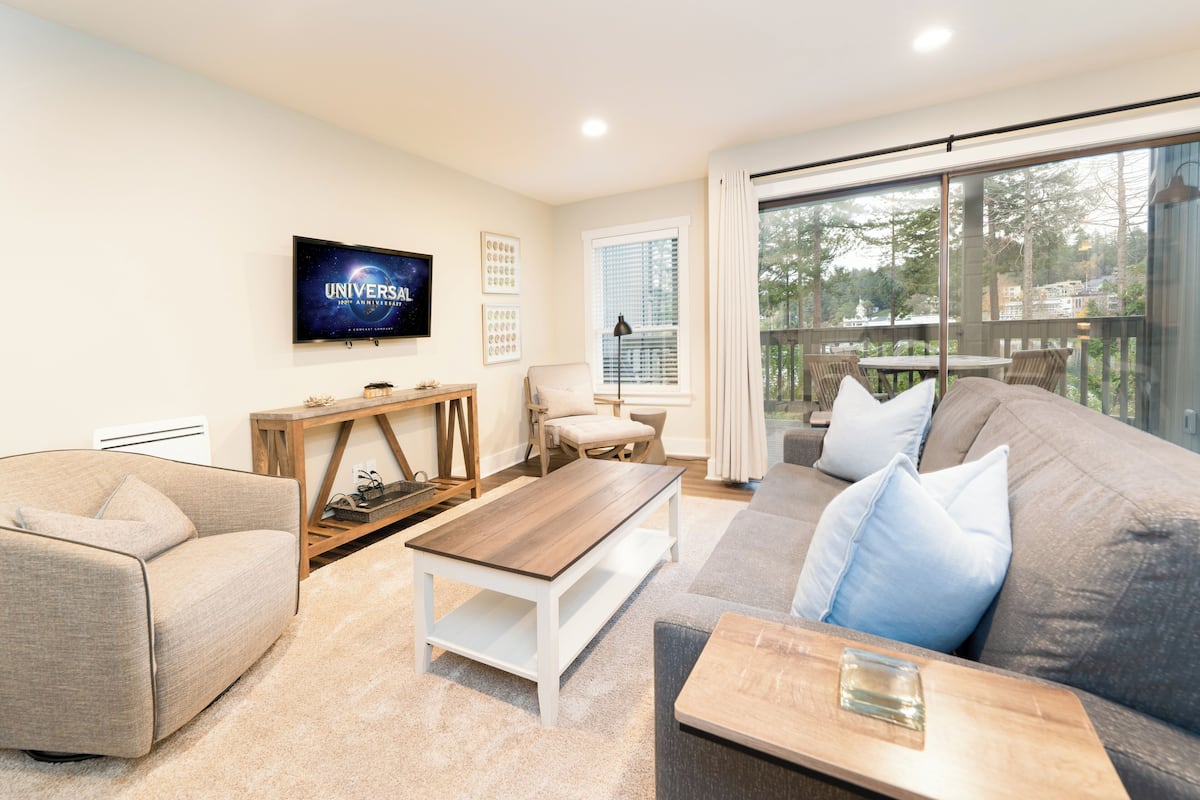 Condo - 1br - Harborview | Área de sala de estar | Televisión LCD