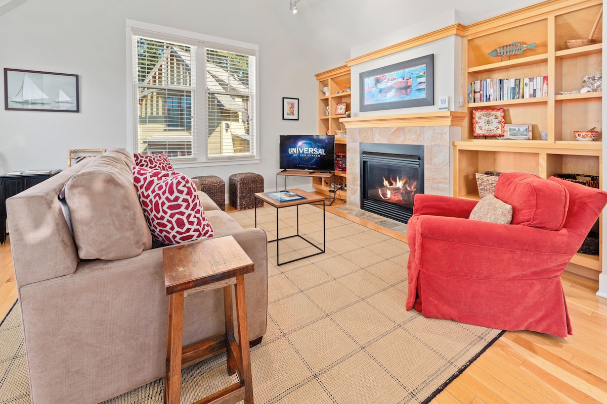 Family House, 2 Bedrooms, Kitchen, Partial Ocean View | Living area | LCD TV