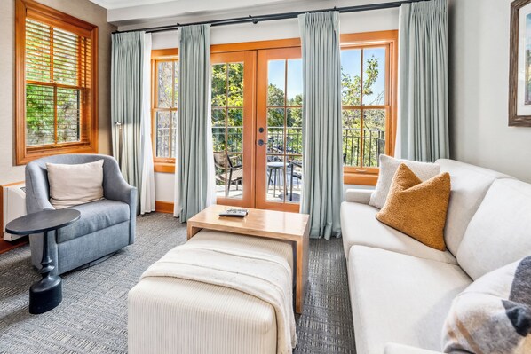 King Suite w/View - Quarryman Hall