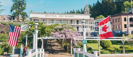 Un puente de madera que lleva a un hotel con un letrero que dice "HOTEL DE HARO".