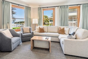 Comfort Suite, 1 King Bed, Balcony, Ocean View