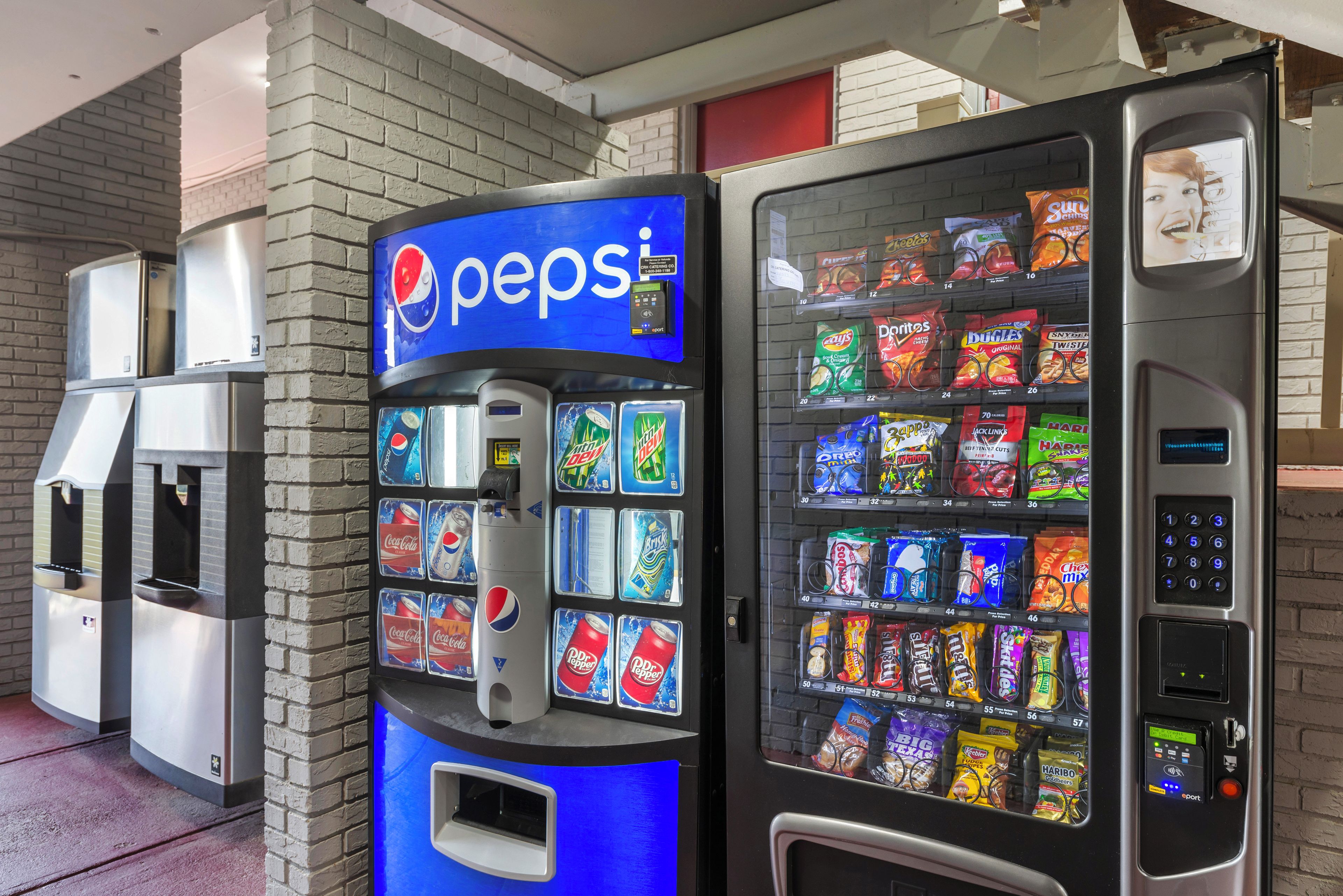 Ein Getränkeautomat mit Pepsi-Logo, der verschiedene Snacks und Getränke anbietet.