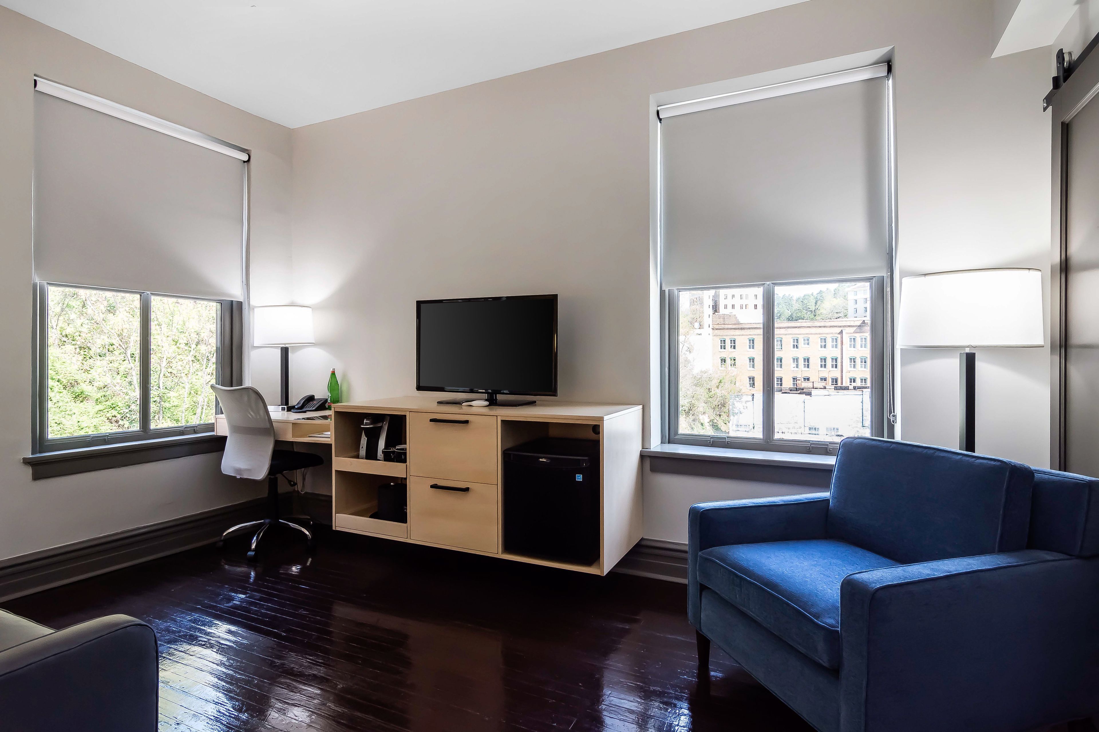 standard room, 1 king bed, non smoking (large room) | room amenity