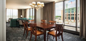 Egyptian cotton sheets, premium bedding, pillowtop beds, in-room safe - Lodge Kohler (Green Bay)