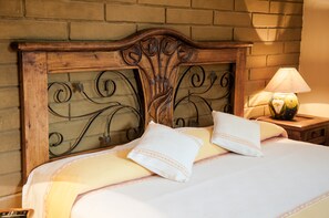 Suíte standard, 1 cama King | Escrivaninha, ferros/tábuas de passar roupa, Wi-Fi de cortesia