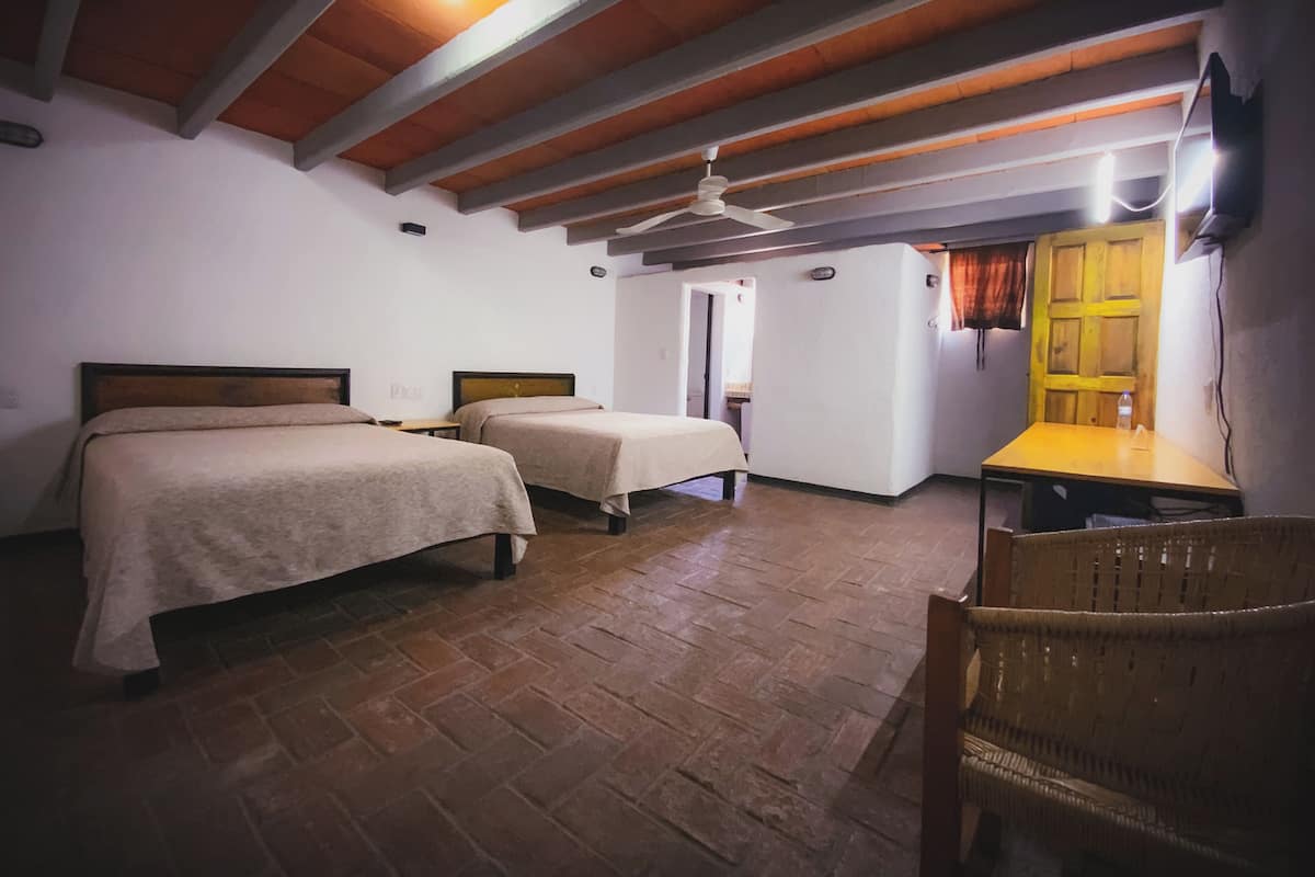 Basic Room | Desk, free WiFi, bed sheets