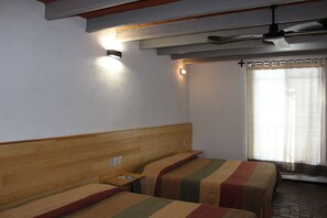 Quarto clássico, 1 quarto | Escrivaninha, Wi-Fi de cortesia, roupa de cama