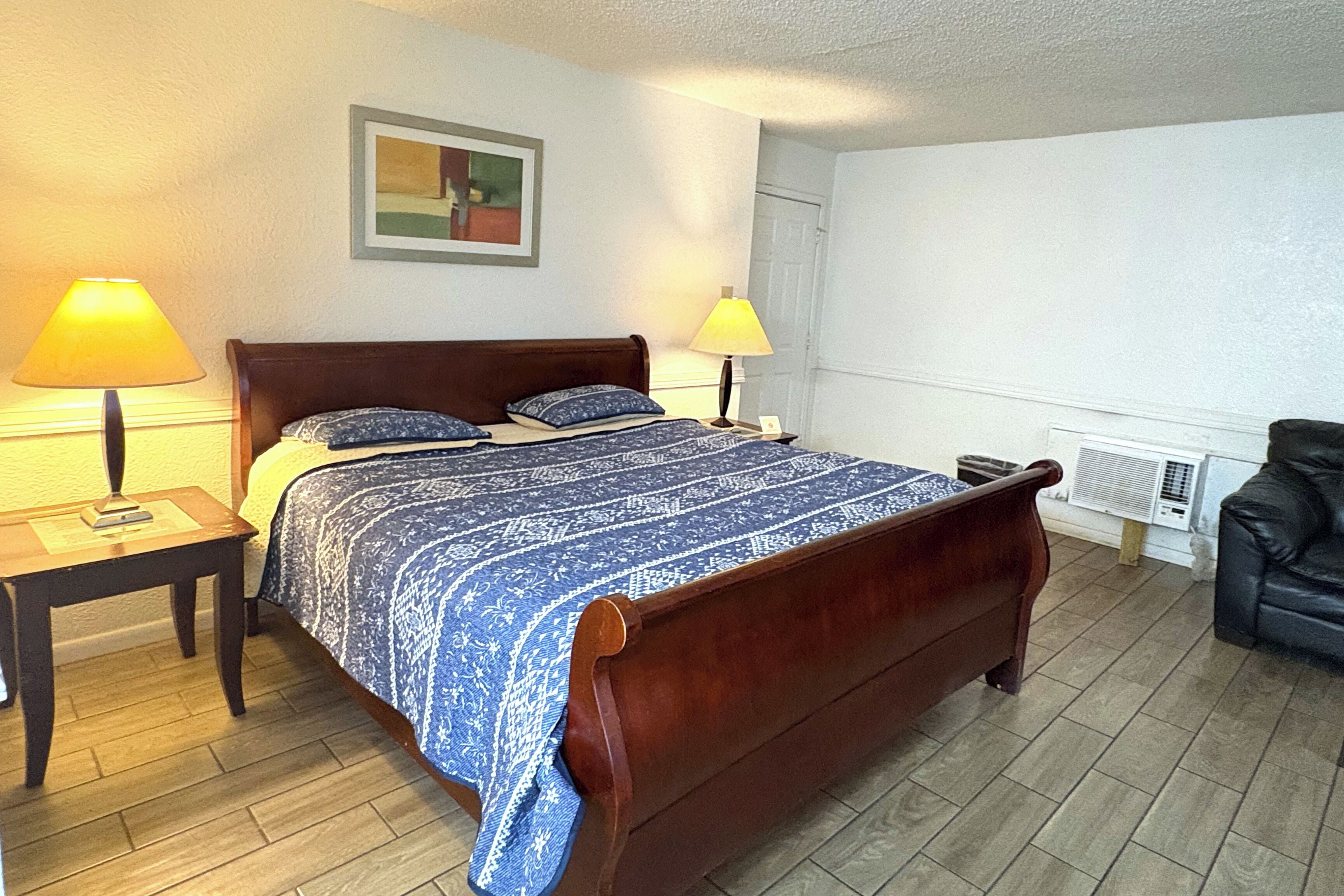 Room, 1 King Bed, Non Smoking | 1 bedroom, free wired internet, bed sheets