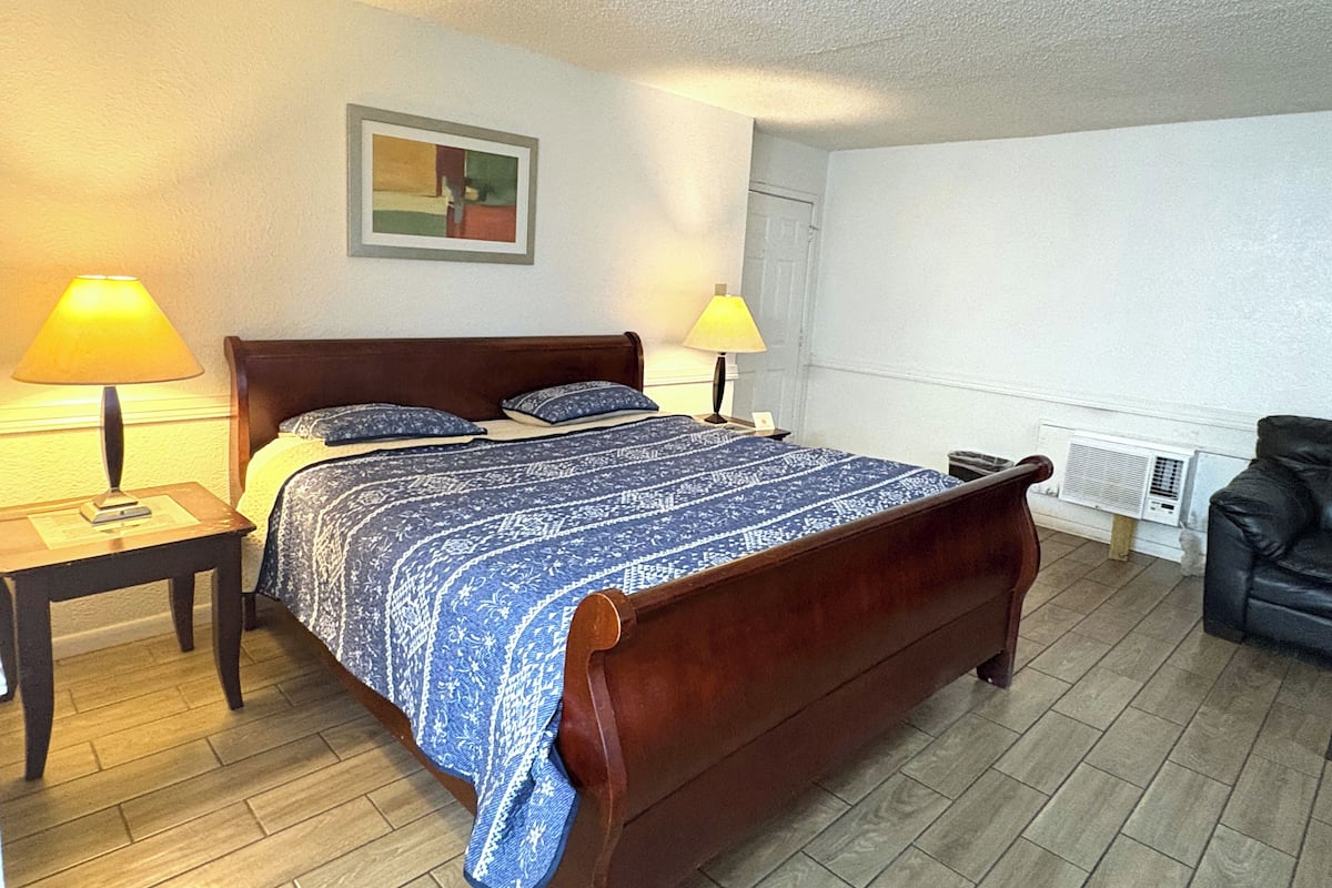 Room, 1 King Bed, Non Smoking | 1 bedroom, free wired internet, bed sheets