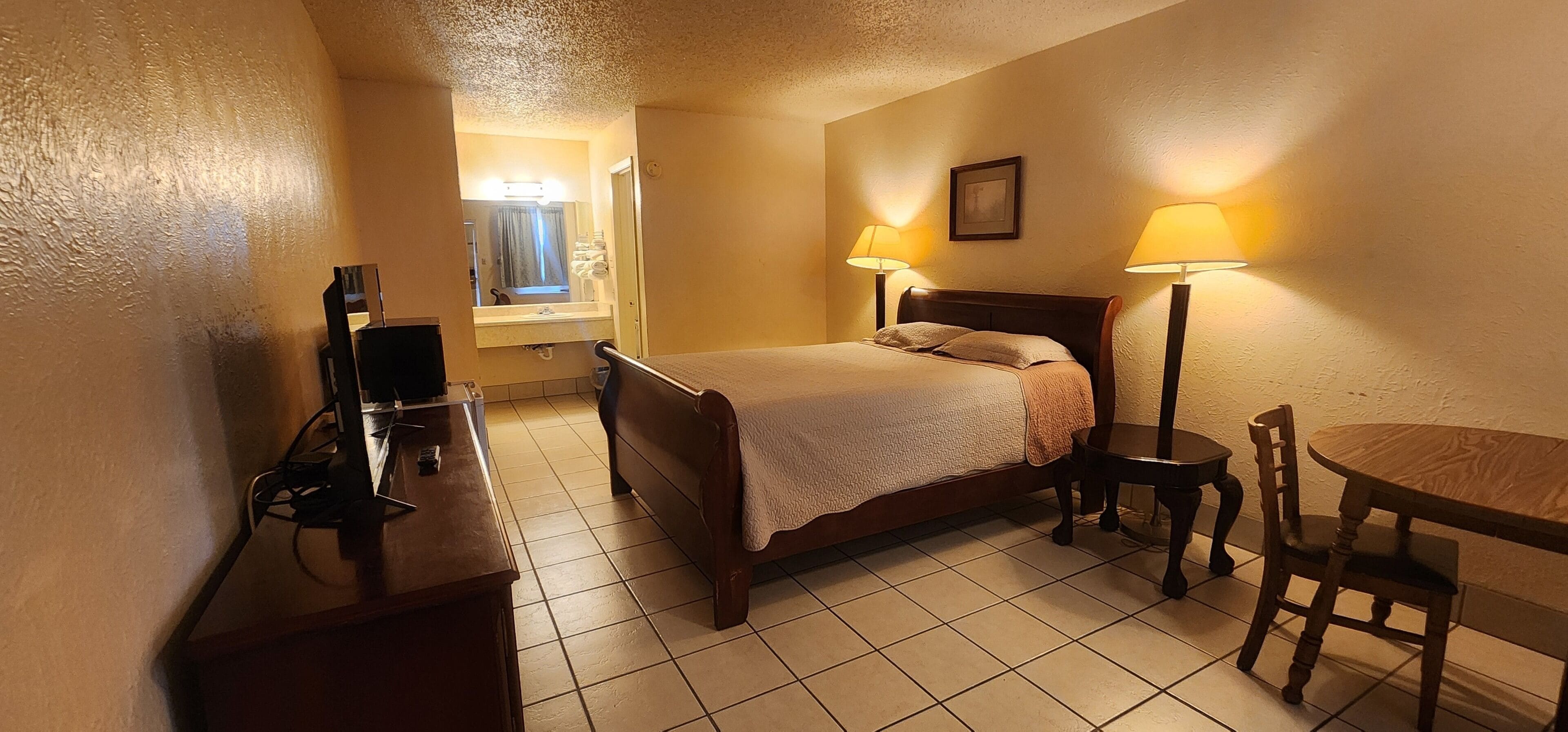 Room, 1 King Bed, Non Smoking | 1 bedroom, free wired internet, bed sheets