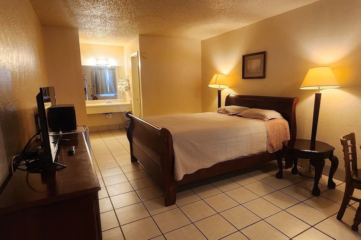 1 habitación, internet por cable gratis y ropa de cama