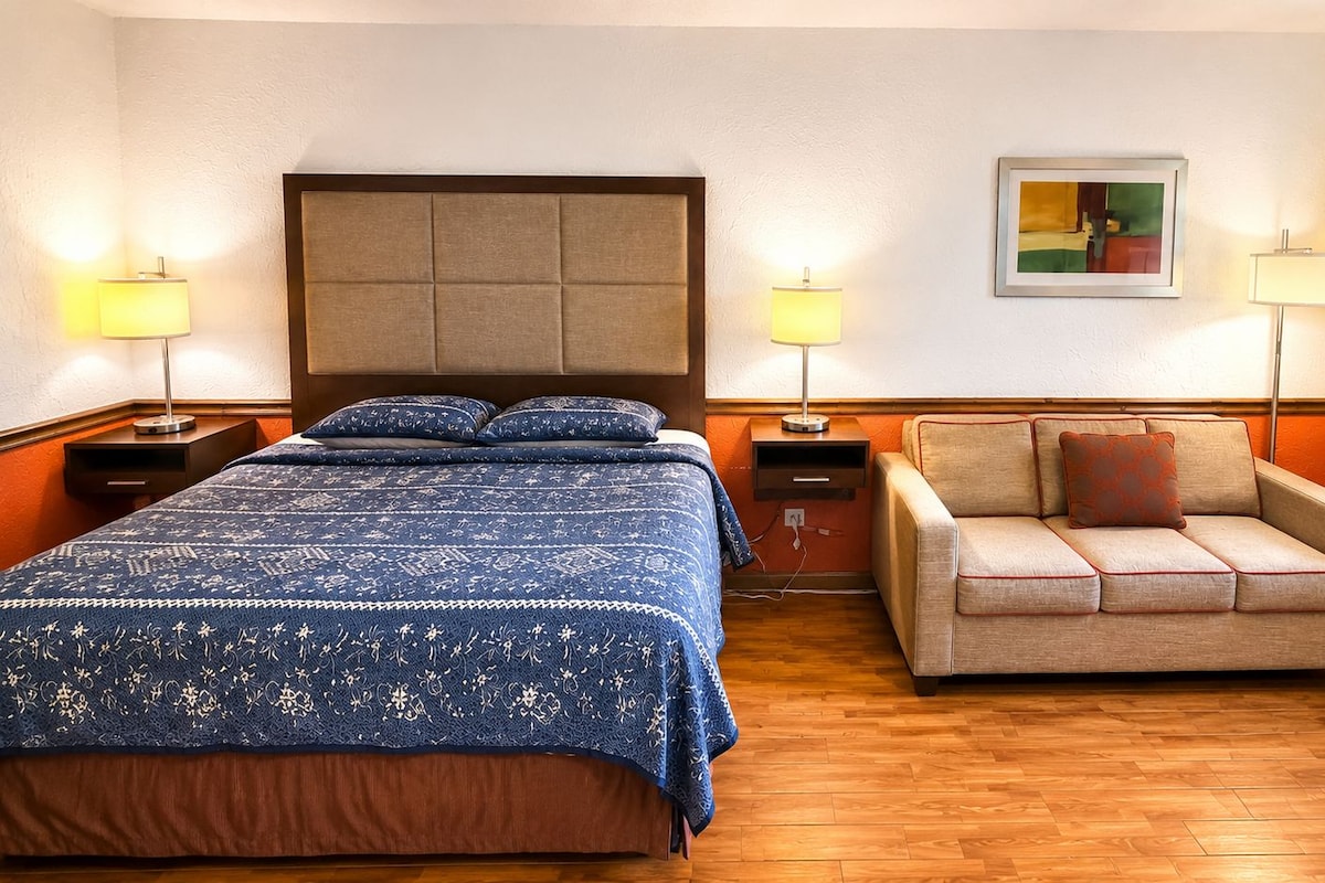Room, 1 King Bed, Non Smoking | 1 bedroom, bed sheets
