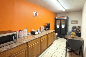 Breakfast area - Chaparral Motel Victoria TX, Hwy 59 (Victoria)
