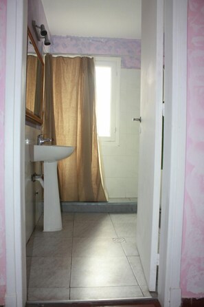 1 Bed in a 4 Beds Shared Room, Shared bathroom | ห้องน้ำ | ฝักบัว, ไดร์เป่าผม (มีให้บริการตามคำขอ), ผ้าเช็ดตัว