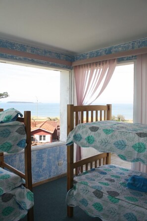 1 Bed in a 4 Beds Shared Room, Shared bathroom | เตารีด/โต๊ะรีดผ้า, Wi-Fi ฟรี