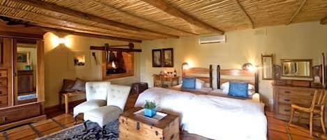 Minibar, safe på rommet, skrivebord og lydisolert