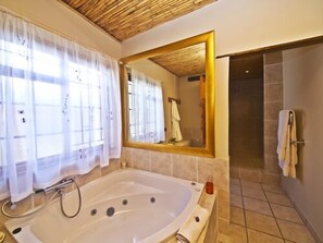 Deep soaking bathtub